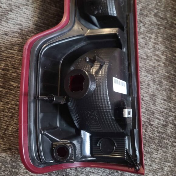 2019/2024 Chevrolet Silverado Passenger taillight non led - Picture 4 of 9